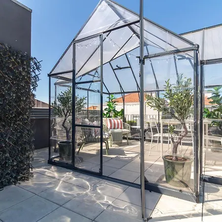 Rooftop Glasshouse Retreat By Lovelystay Διαμέρισμα Πόρτο