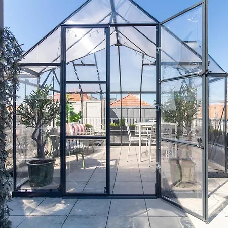 Rooftop Glasshouse Retreat By Lovelystay דירה